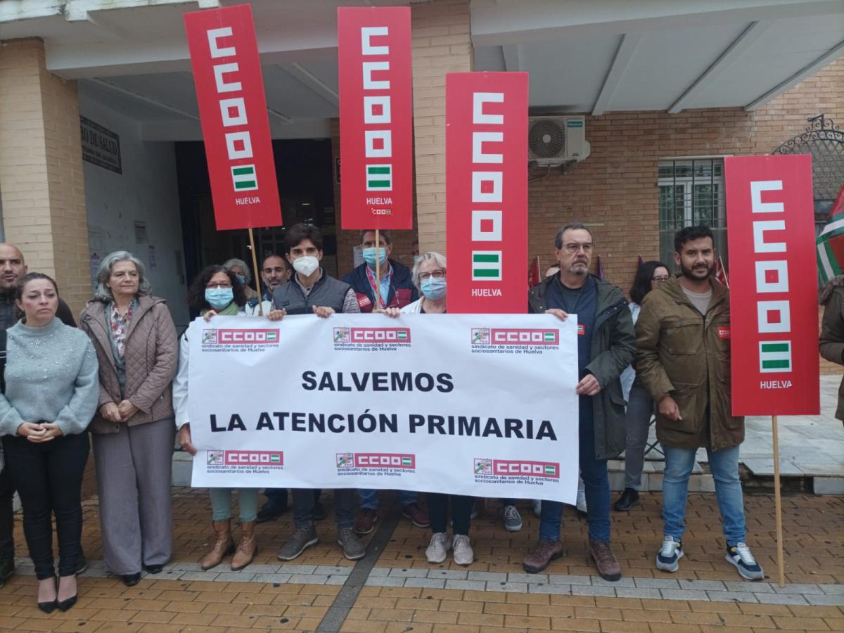 Concentración de hoy en el centro de salud de Almonte bajo el lema "Salvemos la Atencion Primaria"