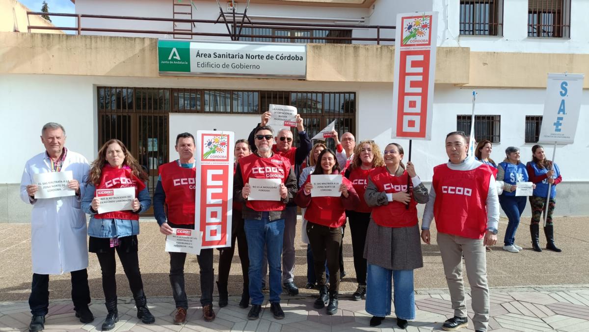 Delegados de CCOO durante la concentración ante el Hospital de Pozoblanco.