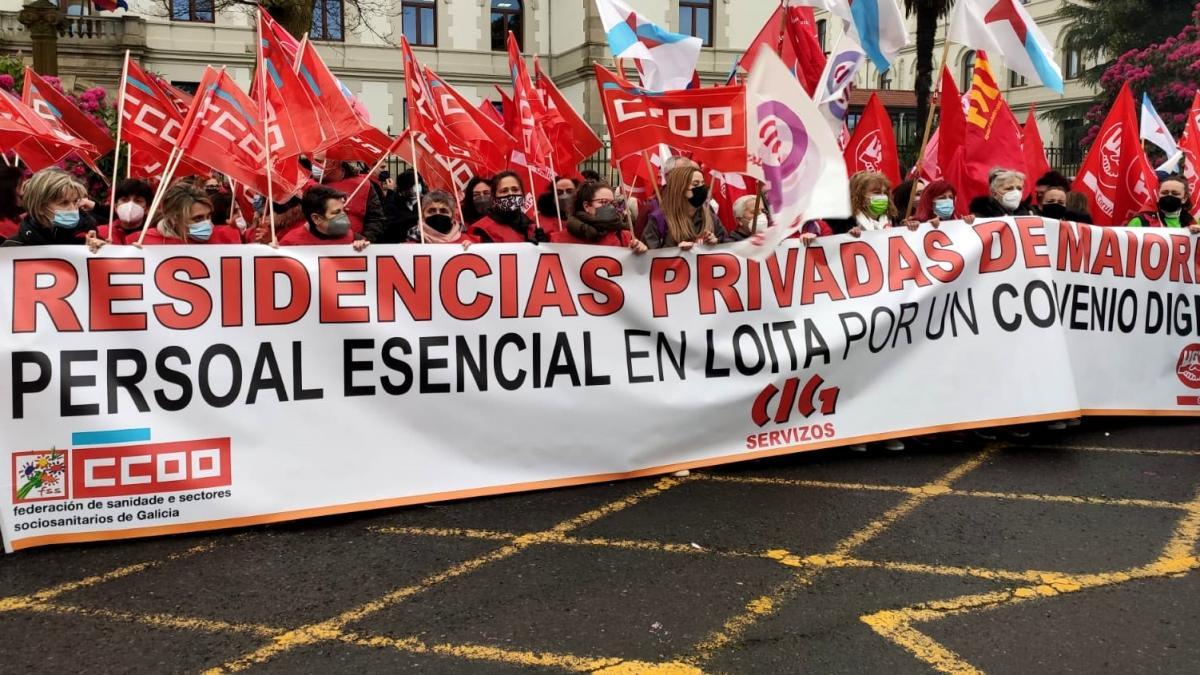 Traballadores e traballadoras das residencias sitúanse ás portas da Xunta de Galicia