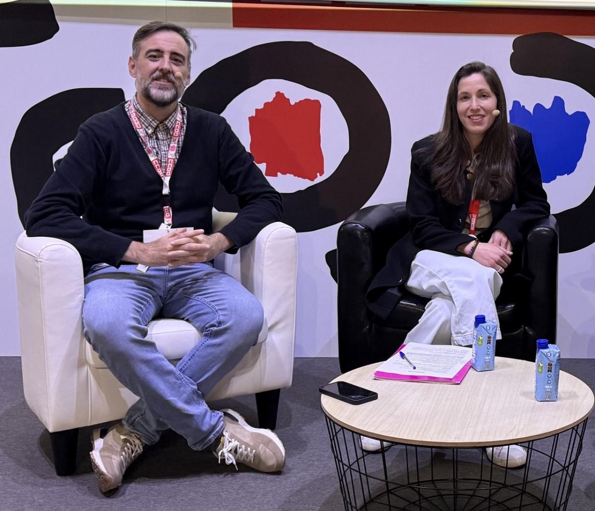 Raúl García, responsable de Políticas LGTBIQA+ de la FSS-CCOO y Paula Iglesias, presidenta de la Federación Estatal LGTBI+ durante el IV Encuentro LGTBIQA+ de la FSS-CCOO.