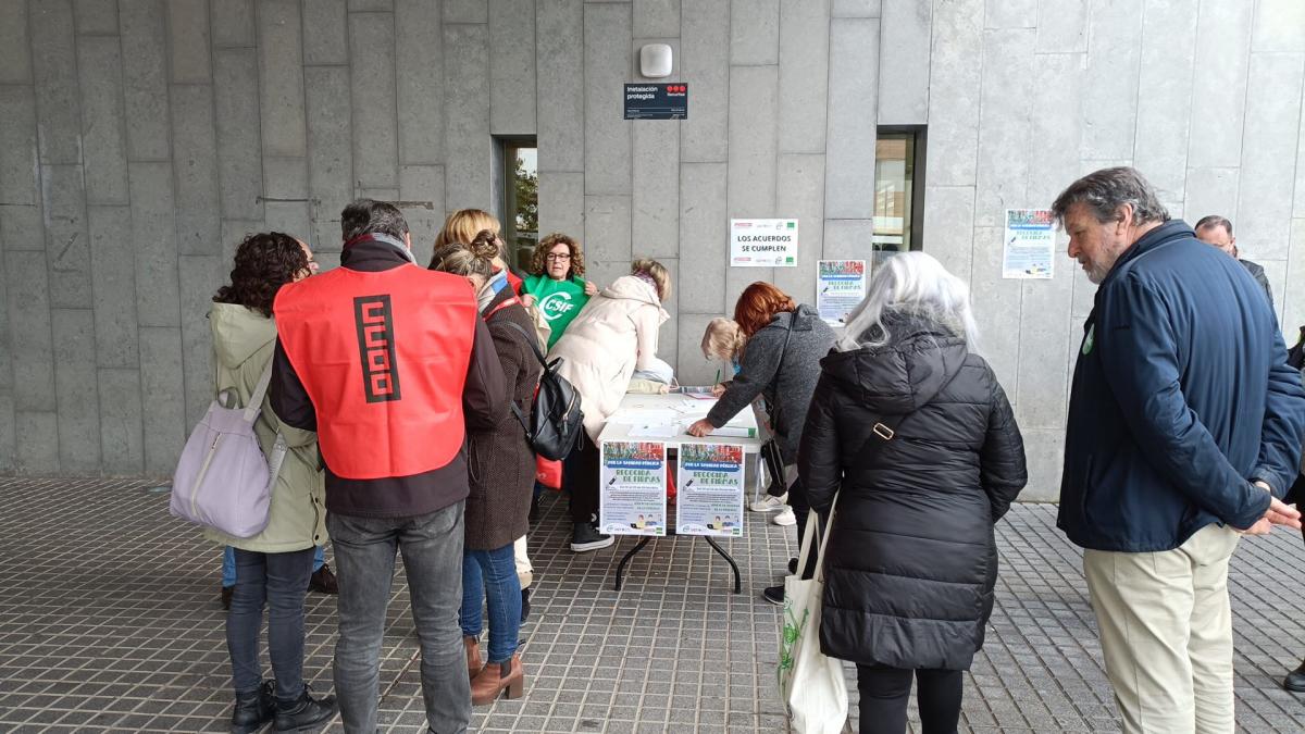 CCOO continua con la recogida de firmas para hacer llegar a la Junta el malestar de la ciudadana y los y las profesionales por el deterioro de la sanidad pblica.