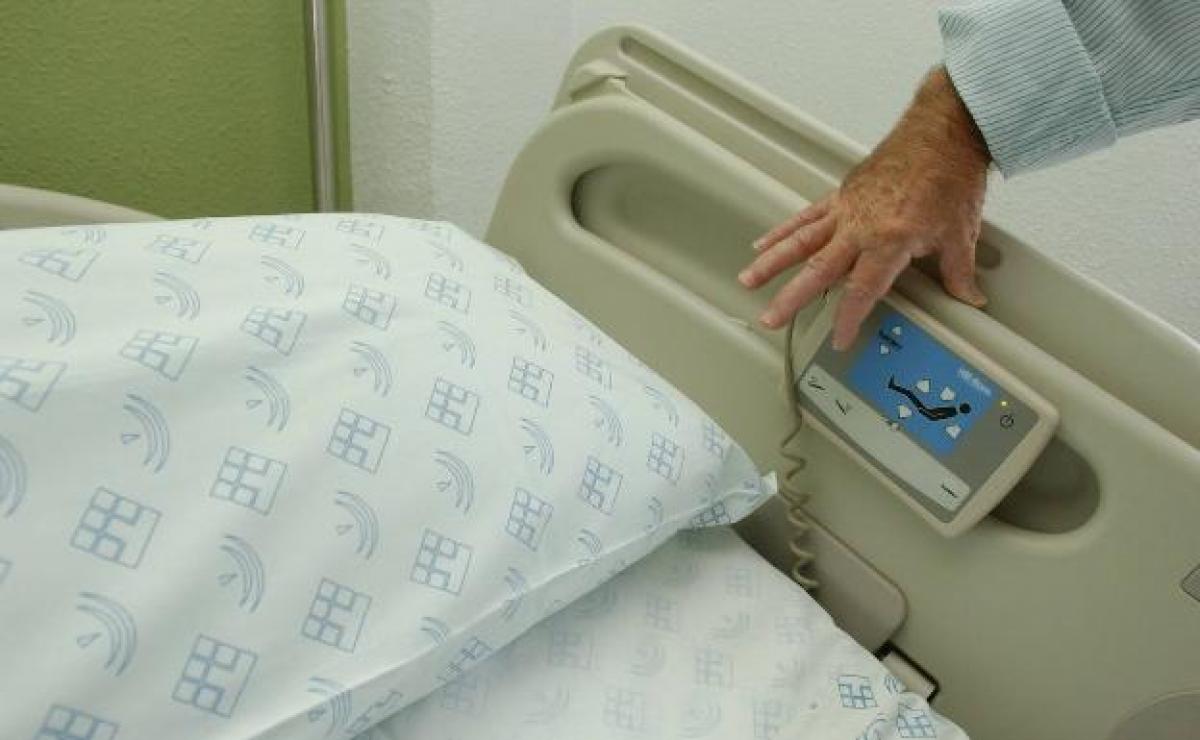 La falta crónica de camas de ingreso hospitalario provoca de forma continua el colapso de las zonas de atención a pacientes en Urgencias