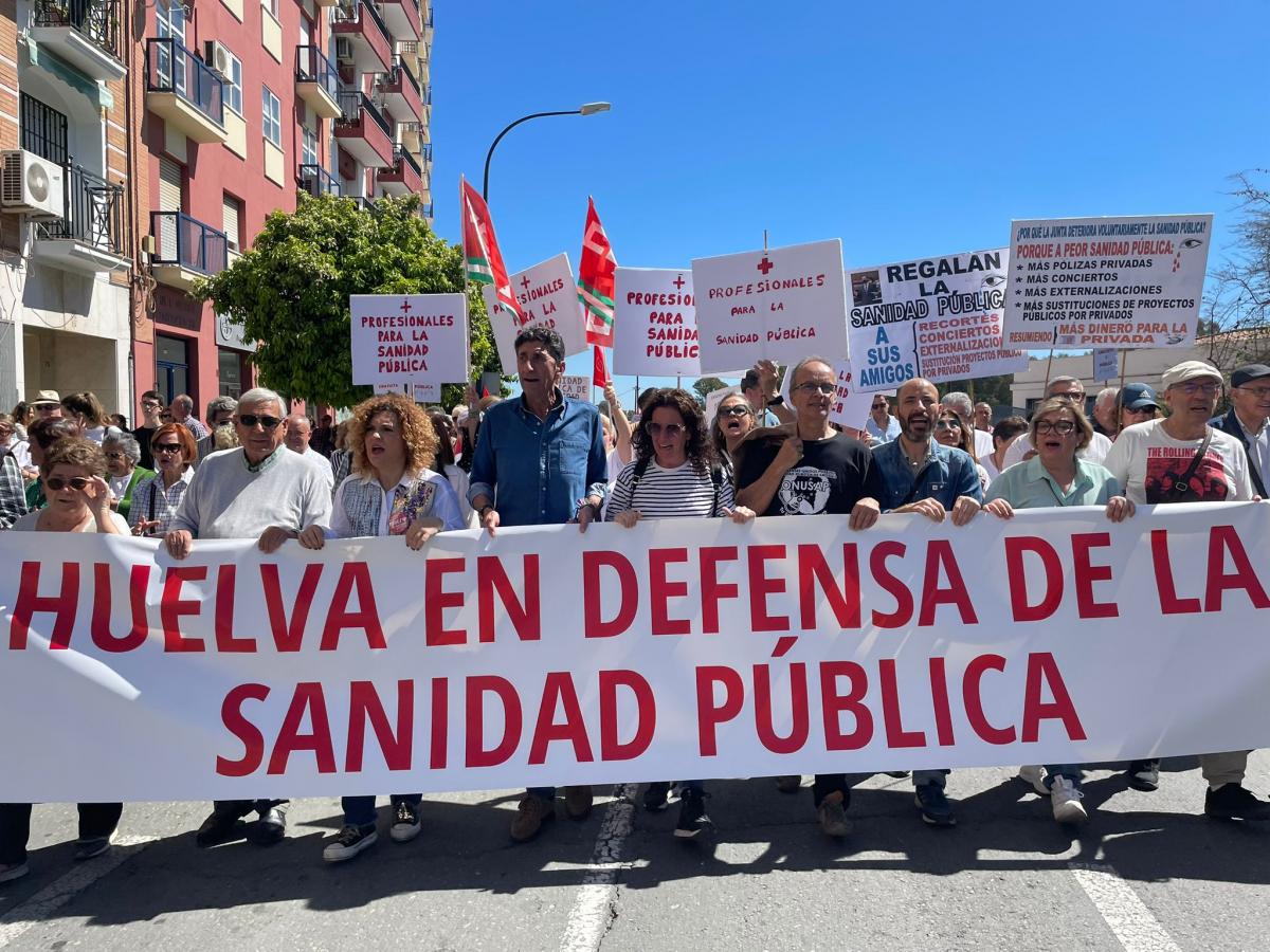 Cabecera de la manifestacion del 25 de Marzo en Huelva en defensa del sistema sanitario público