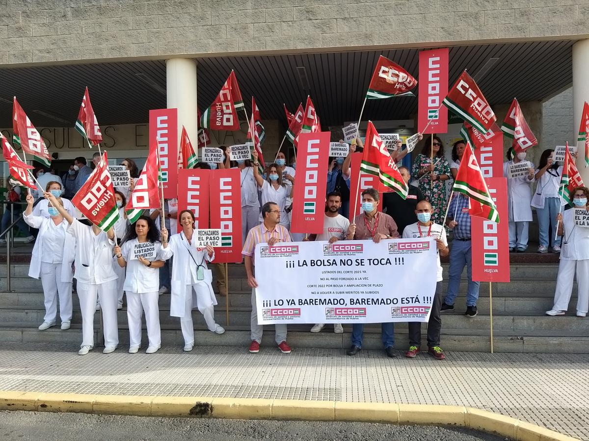 Concentracion en las escaleras de Consultas Externas del Hospital Juan Ramón Jiménez de Huelva contra lso cambios en la Bolsa de empleo temporal del SAS