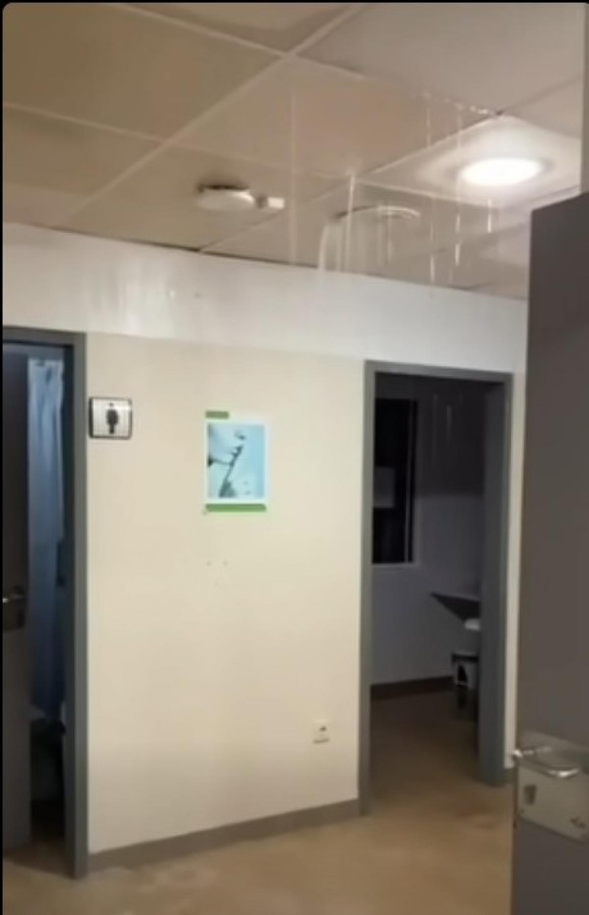 La rotura de una tubería de agua y la falta de personal de fontanería en el turno de noche provocó el desplome de un techo y el desalojo de varios servicios por el agua que caía.