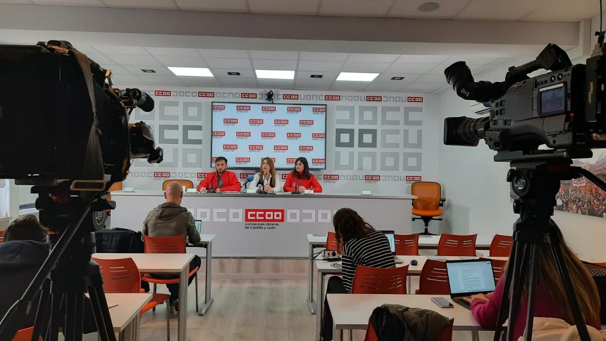 Imagen de la rueda de prensa celebrada hoy con la Secretaria de la FSSCCOOCyL Ana Rosa Arribas, la compañera Beatriz Benabente y el compañero Gonzalo Fermoso de acción sindical.