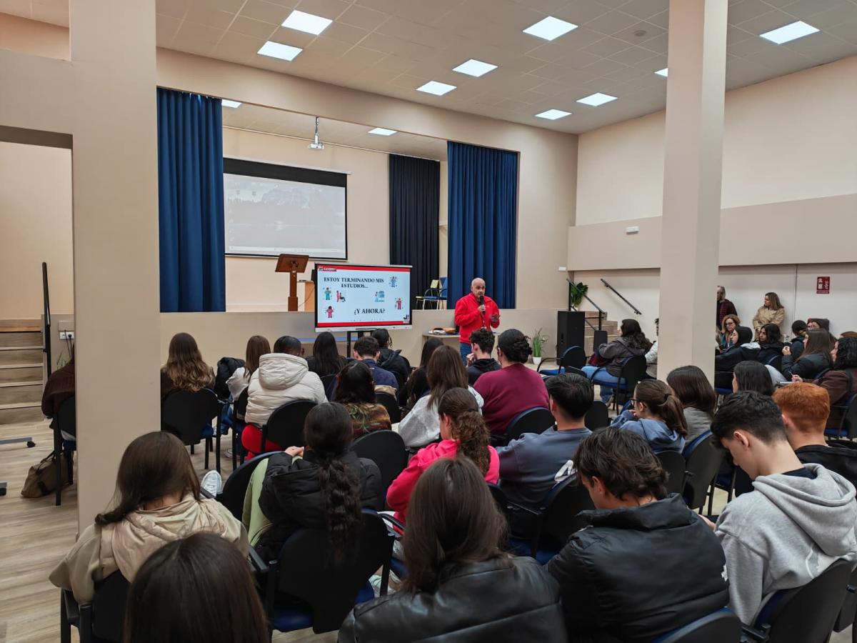 Pedro Ruiz imparte una charla formativa de CCOO.