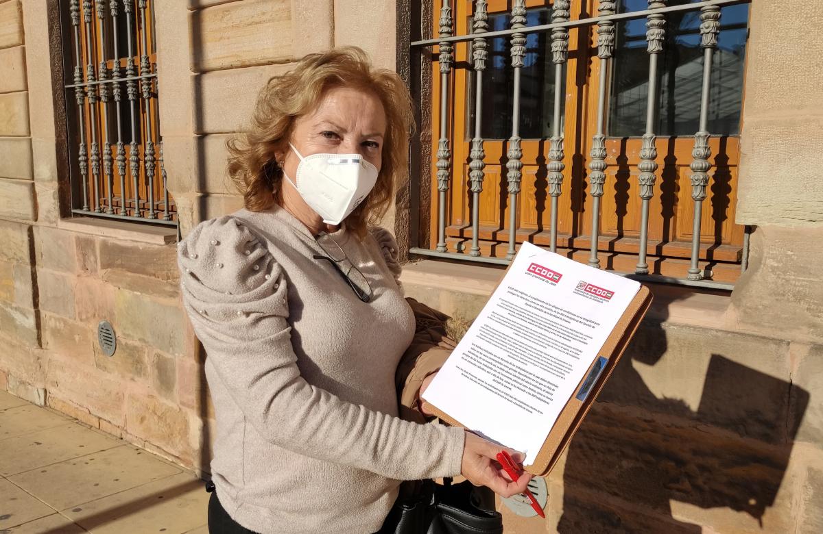 Luisa Vallejo, responsable del sector sociosanitario de CCOO Jaén durante la recogida de firmas