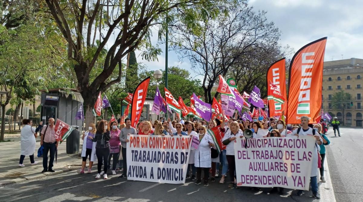 Manifestación de las trabajadoras de la ayuda a domicilio en Sevilla.