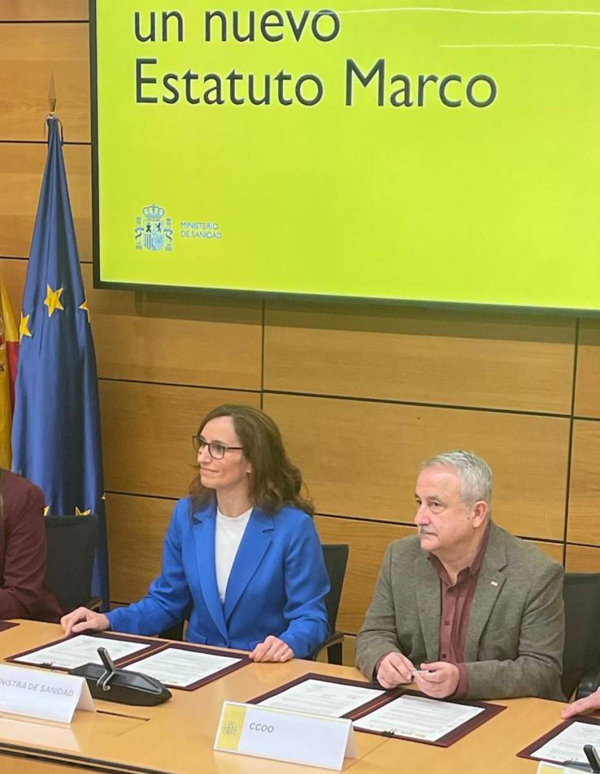 La Ministra de Sanidad Mónica García y el Secretario General de la FSS-CCOO Humberto Muñoz en la firma del acuerdo sobre el texto del Anteproyecto de Ley del Estatuto Marco