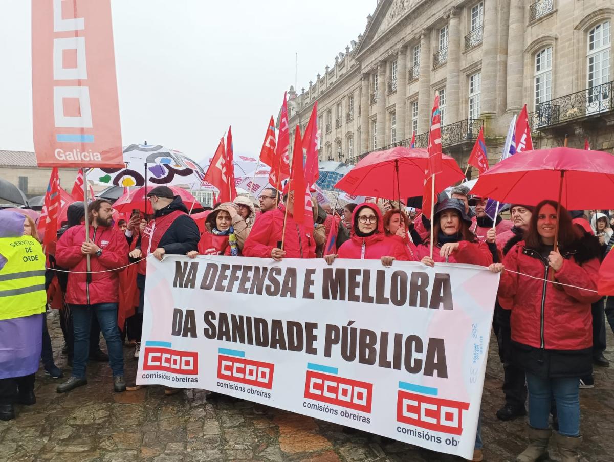 Representantes de CCOO, detrás da súa pancarta, na Praza do Obradoiro ao remate da manifestación convocada por SOS Sanidade Pública en defensa dunha sanidade pública forte e de calidade.