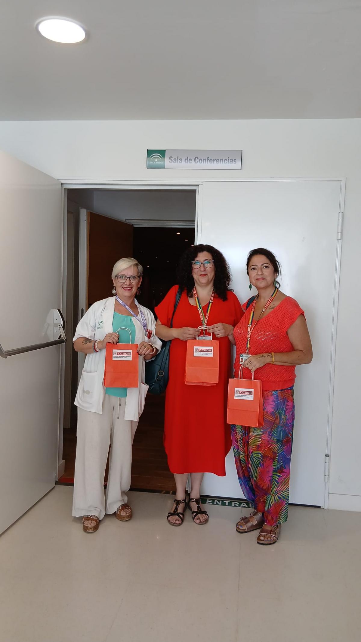 CCOO, junto a los nuevos residentes.
