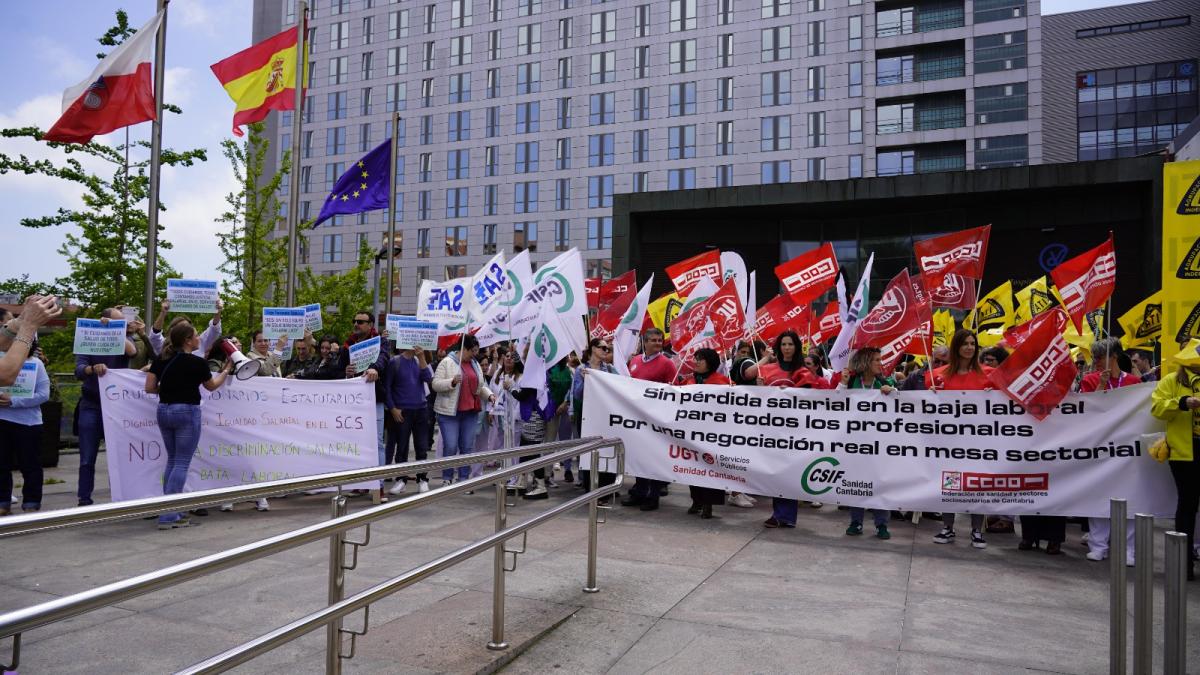 Concentracin a las puertas del hospital Valdecilla
