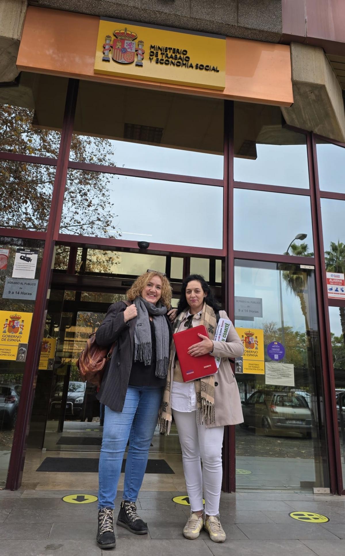 Delegadas de CCOO tras poner la denuncia ante la Inspección de Trabajo