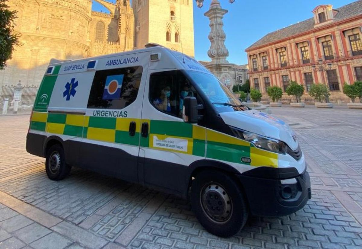 Ambulancia de urgencias en el centro de Sevilla.