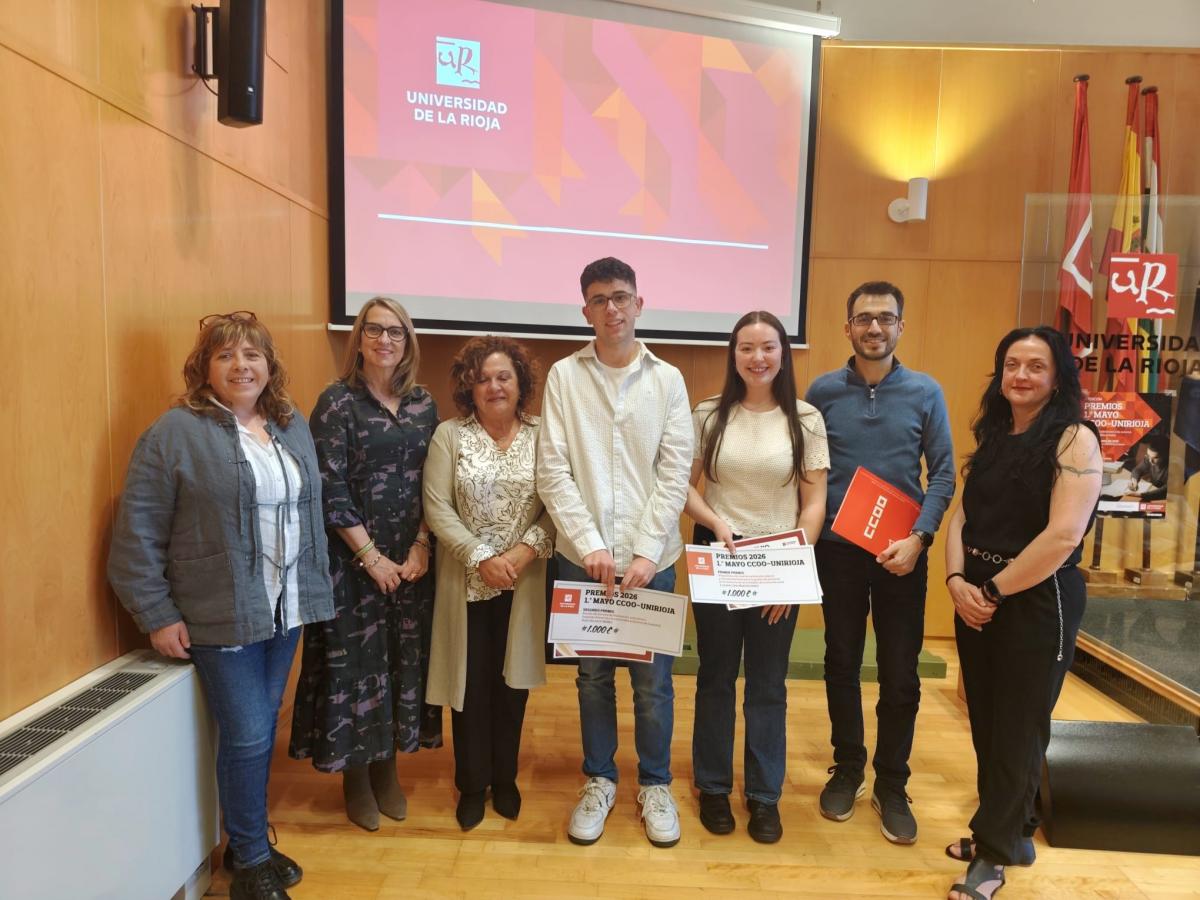 Imagen de las personas premiadas acompañadas de las personas responsables tanto de la Universidad de La Rioja como de CCOO.