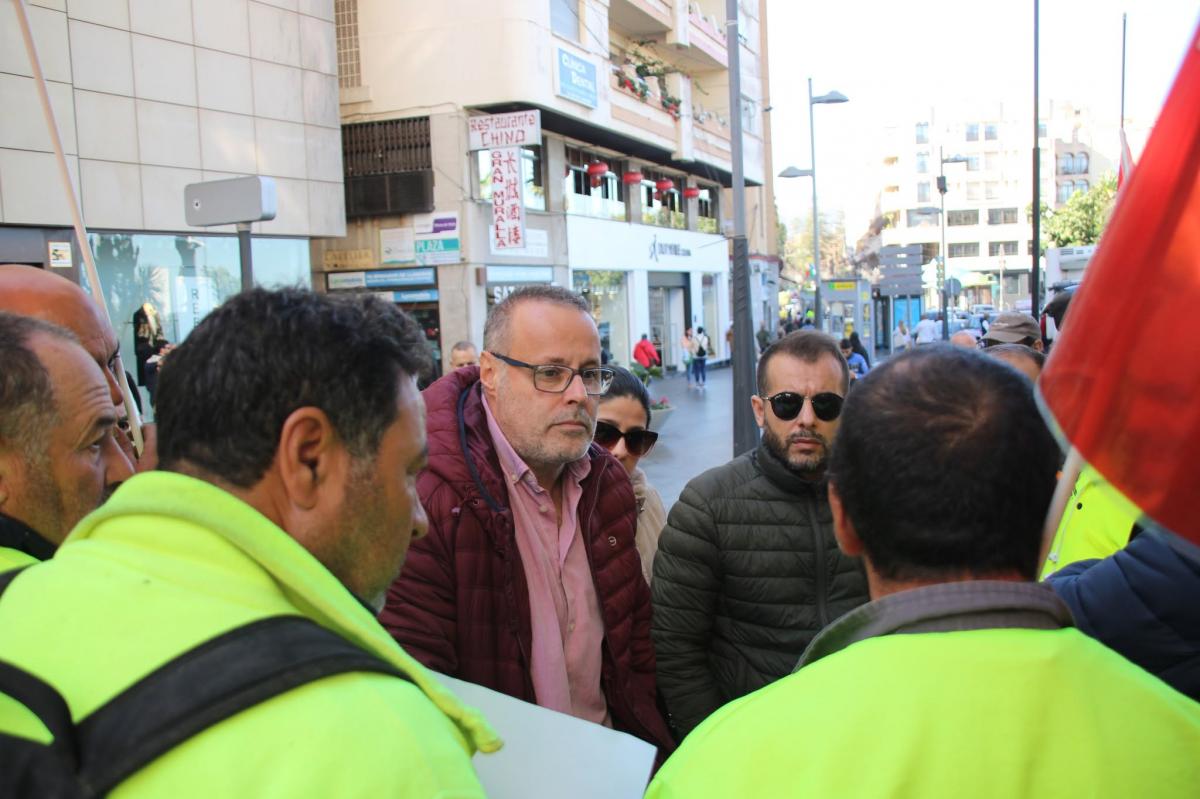 Ángel Lara, secretario general de CCOO de Ceuta, conversando con trabajadores de la construcción.