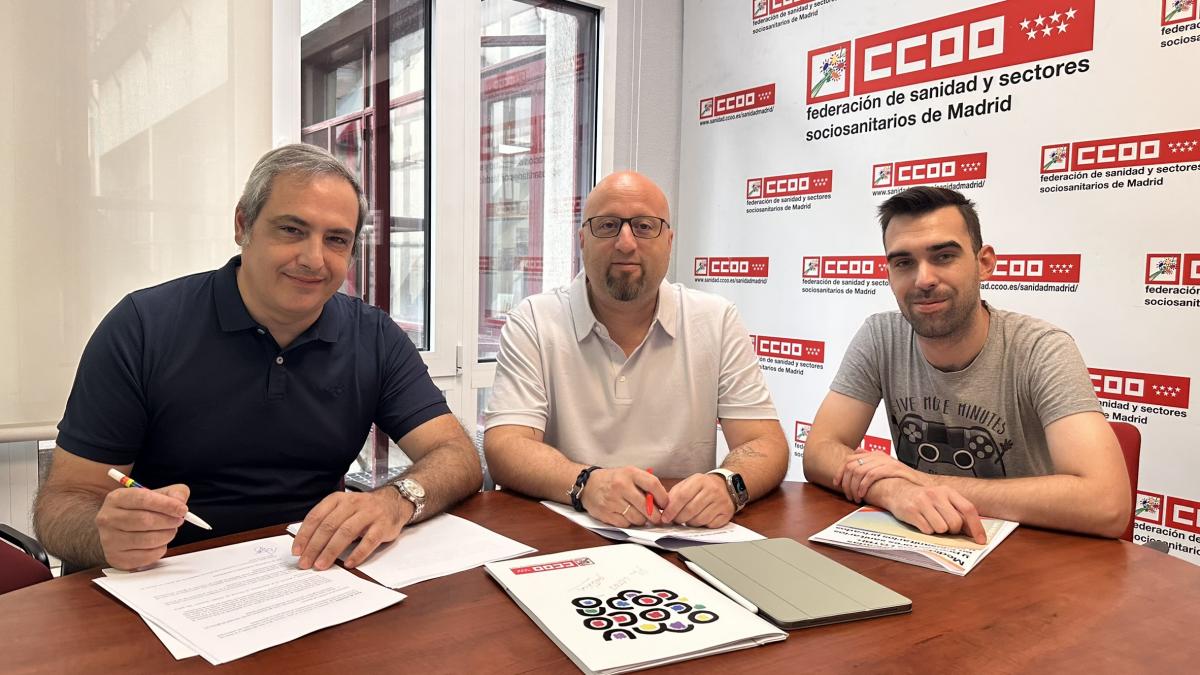 Firma Plan LGTBI+ Sector Protsicos Dentales. En la foto de izquierda a derecha: Gonzalo Lucendo, representante de la Patronal del Sector de Protsicos Dentales; Samuel Mosquera, coordinador de los Sectores Privados de FSS-CCOO Madrid; y Rubn Moreno, responsable de Polticas LGTBI+ de Sectores Privados de la FSS-CCOO Madrid.
