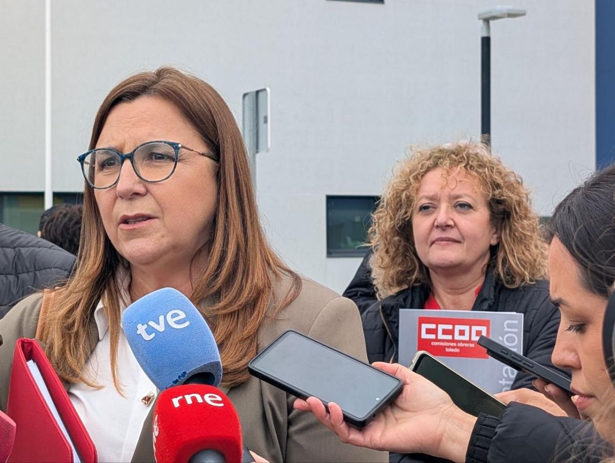 Lucía García Soria, responsable del Área de Acción Sindical Pública y Desarrollo Profesional de la FSS-CCOO y Pilar Ramos, Secretaria General de la FSS-CCOO Castilla-La Mancha atienden a los medios de comunicación