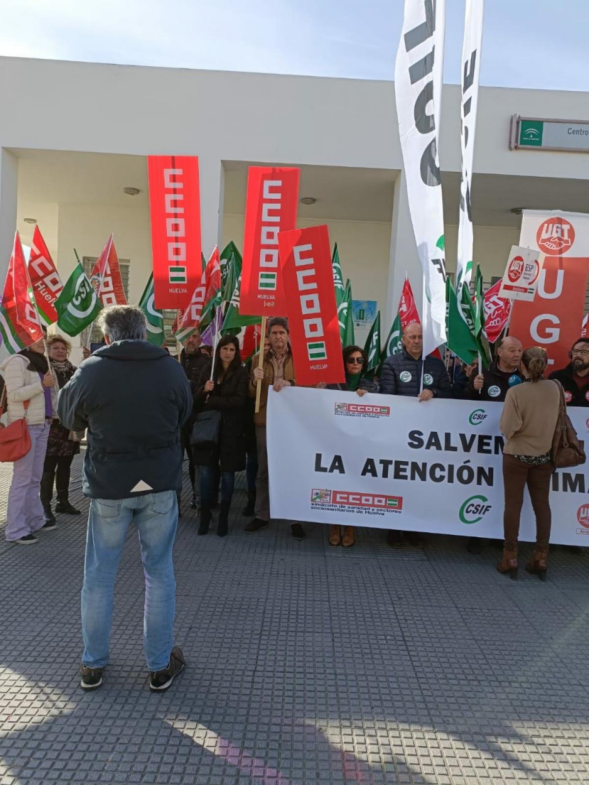 Concentracion en las puertas del centr de salud de la Orden de Huelva