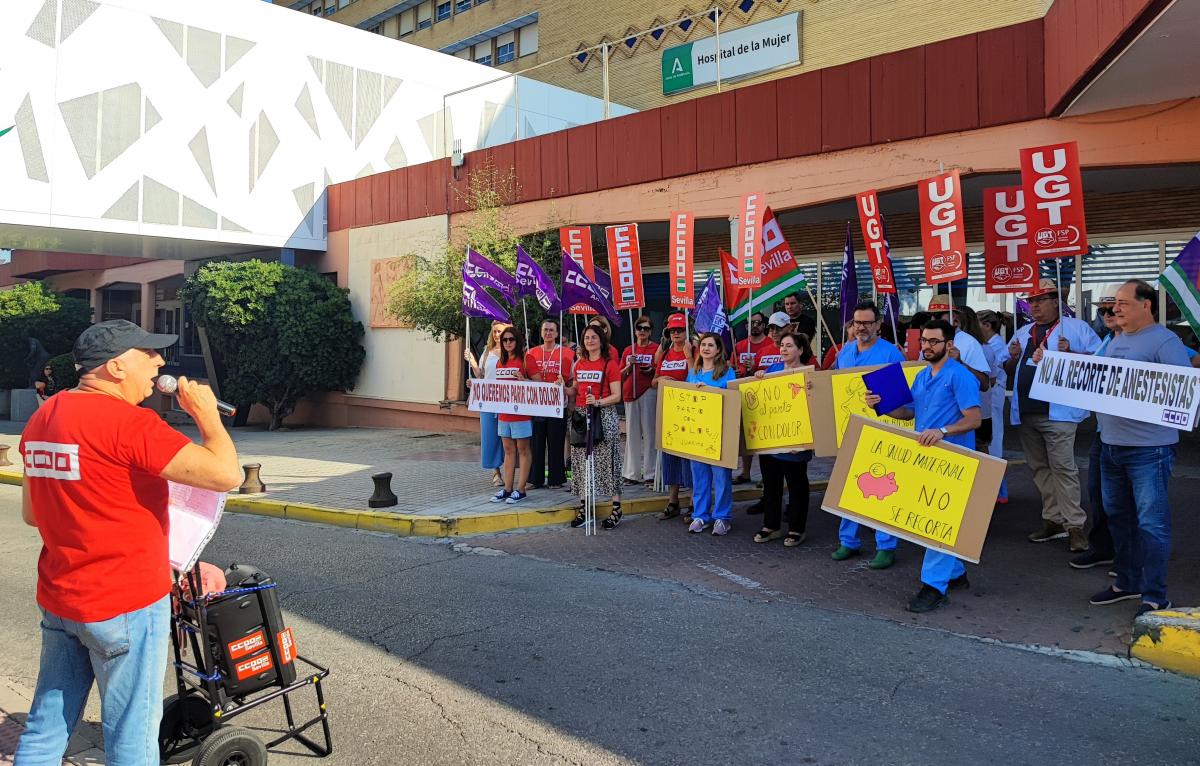 Concentracin a las puertas del Hospital de la Mujer.