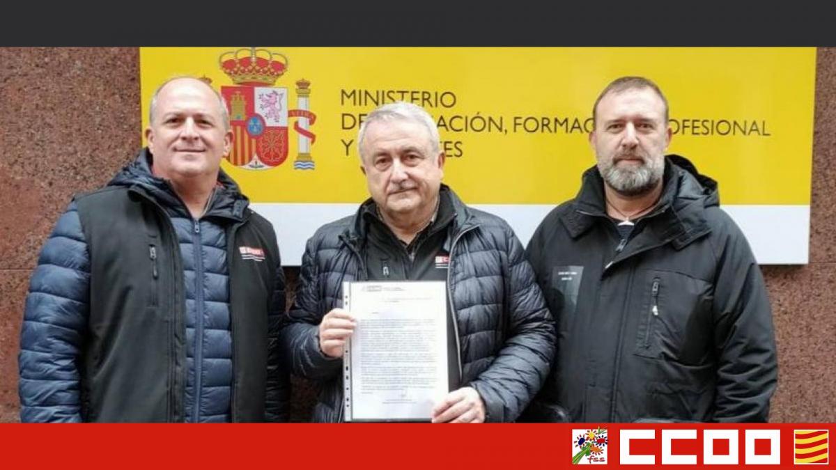 Entrega carta dirigida al Ministerio de Educación
