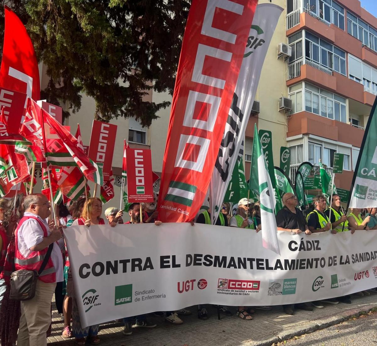 Concentracin ante el centro de salud La Paz de Cdiz esta maana  contra la falta de profesionales este verano en los centros sanitarios