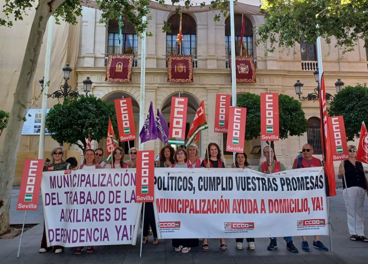 Concentracin de ayuda a domicilio frente al Ayuntamiento de Sevilla.