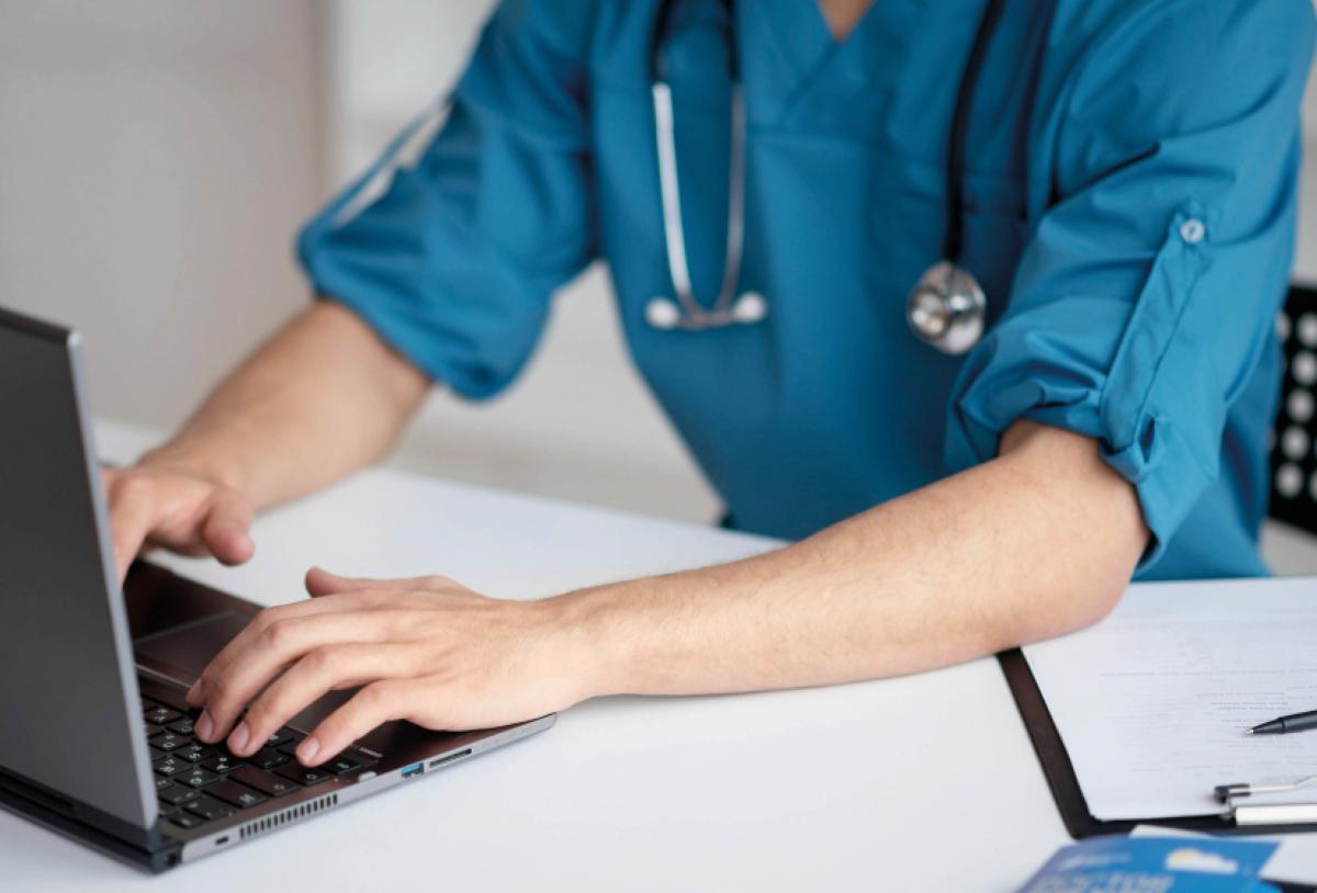 Un médico en un centro de salud